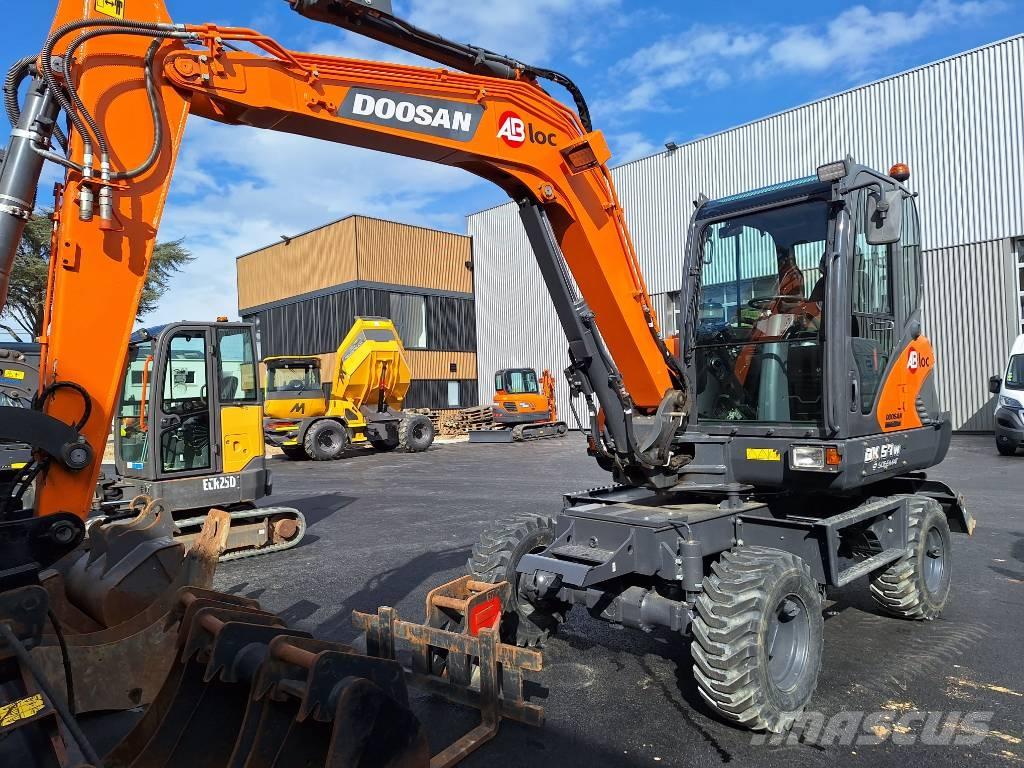 Doosan DX 57 W Bagri na kolesih