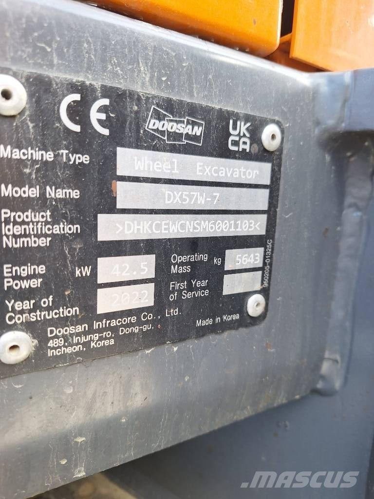 Doosan DX 57 W Bagri na kolesih
