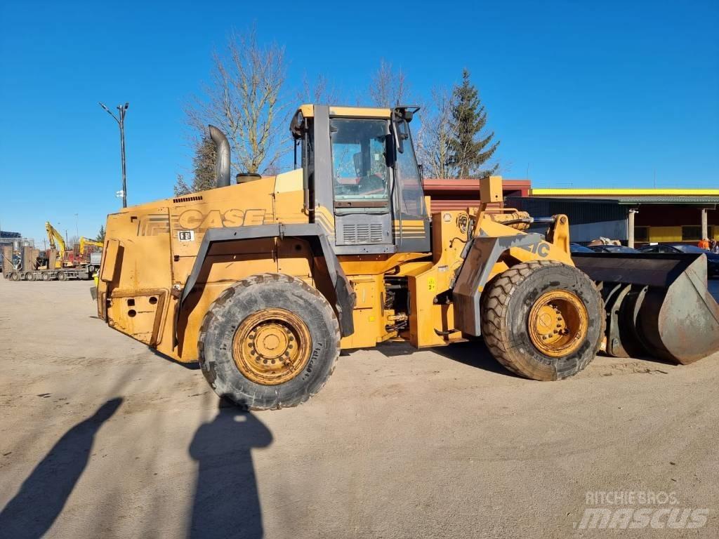 CASE 821 C Kolesni nakladalci