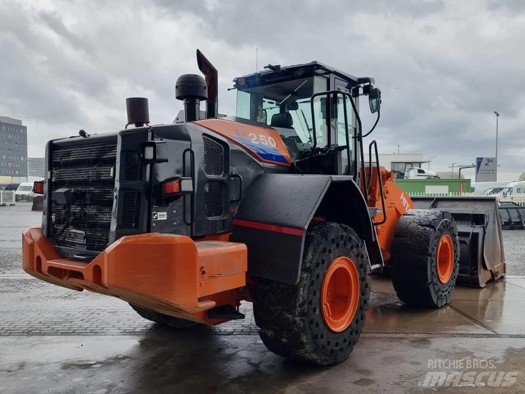 Hitachi ZW 250 Kolesni nakladalci