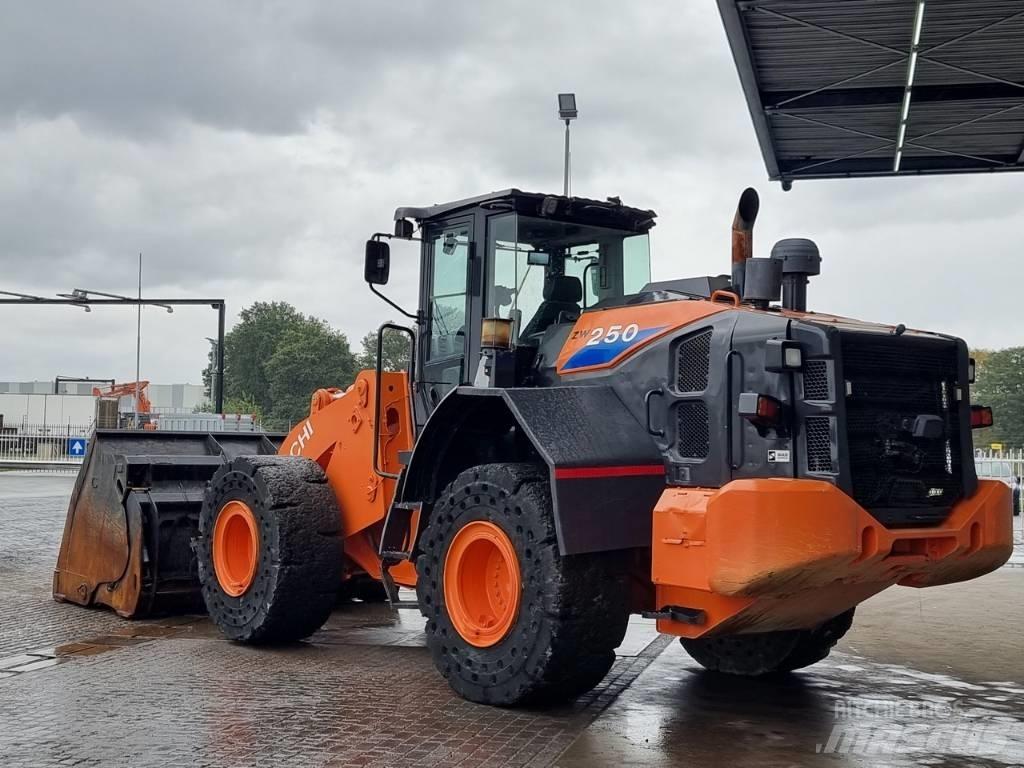 Hitachi ZW 250 Kolesni nakladalci