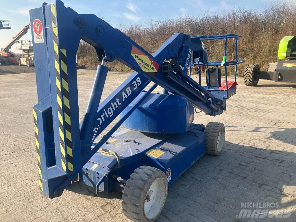 UpRight AB38N Zglobne dvižne ploščadi