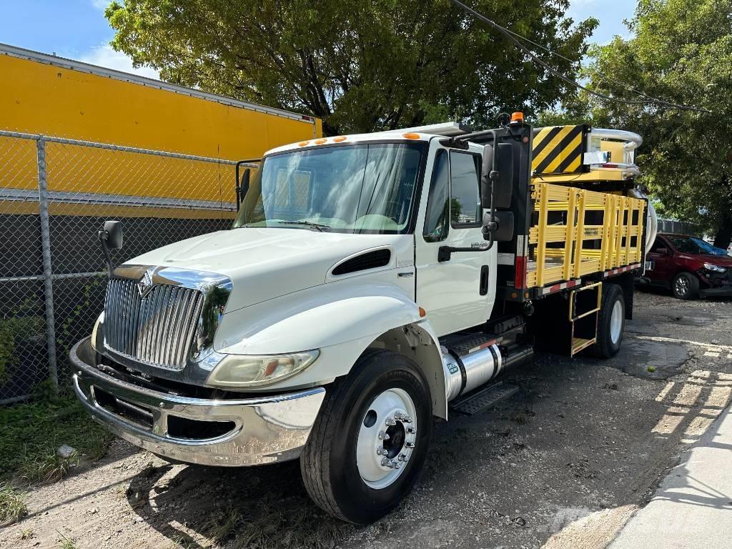 International 4300 Tovornjaki s kesonom/platojem