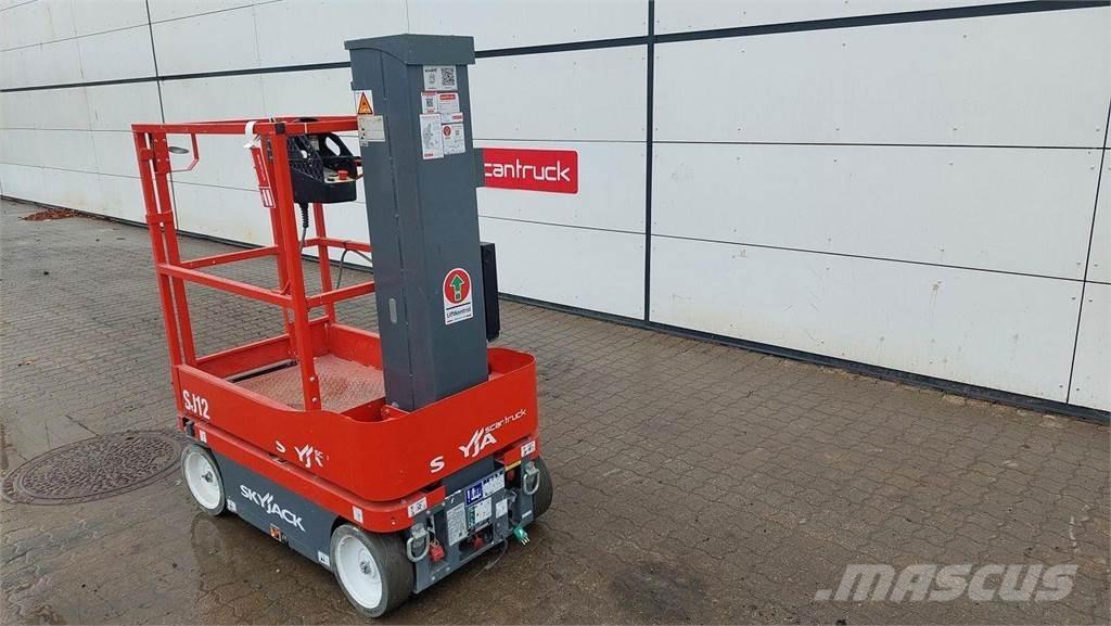 SkyJack SJ12 Vertikalna dvigala