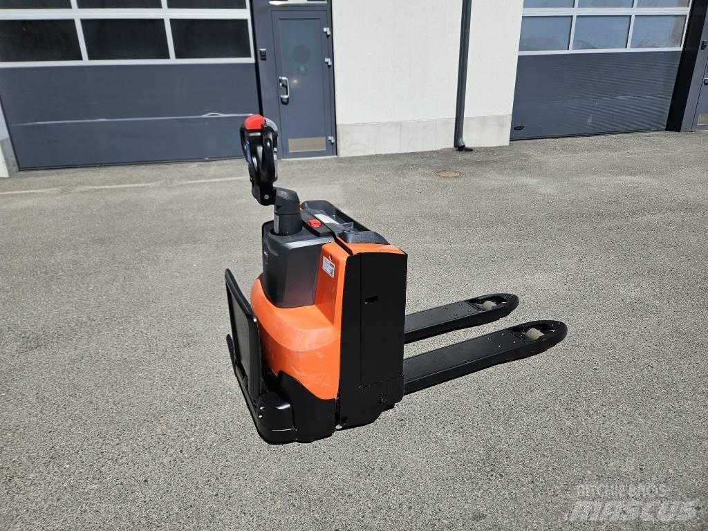 Toyota LWE 200 Električni nizko dvižni viličar s stojiščem