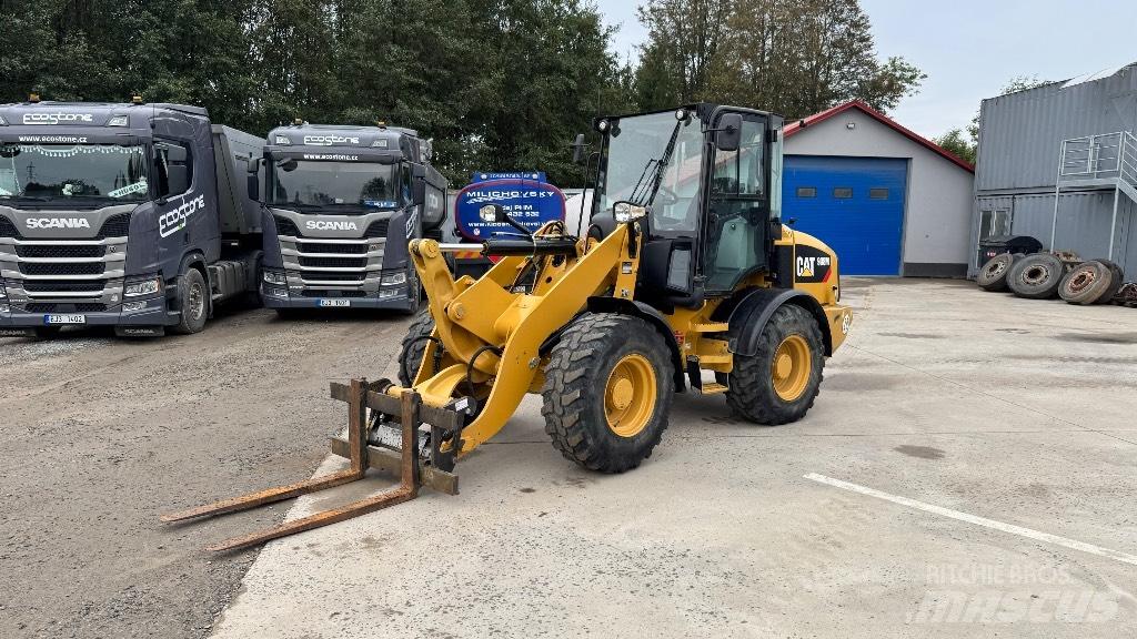 CAT 908 Kolesni nakladalci