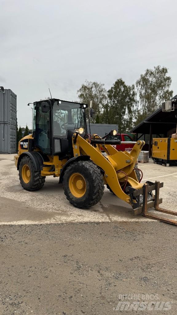 CAT 908 Kolesni nakladalci