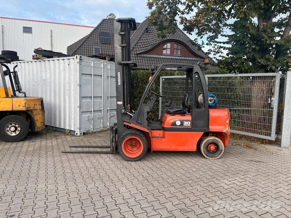 Nissan UGD02 A 30 PQ Plinski viličarji