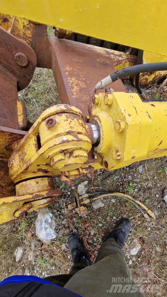 Komatsu D85 Podvozje in vzmetenje