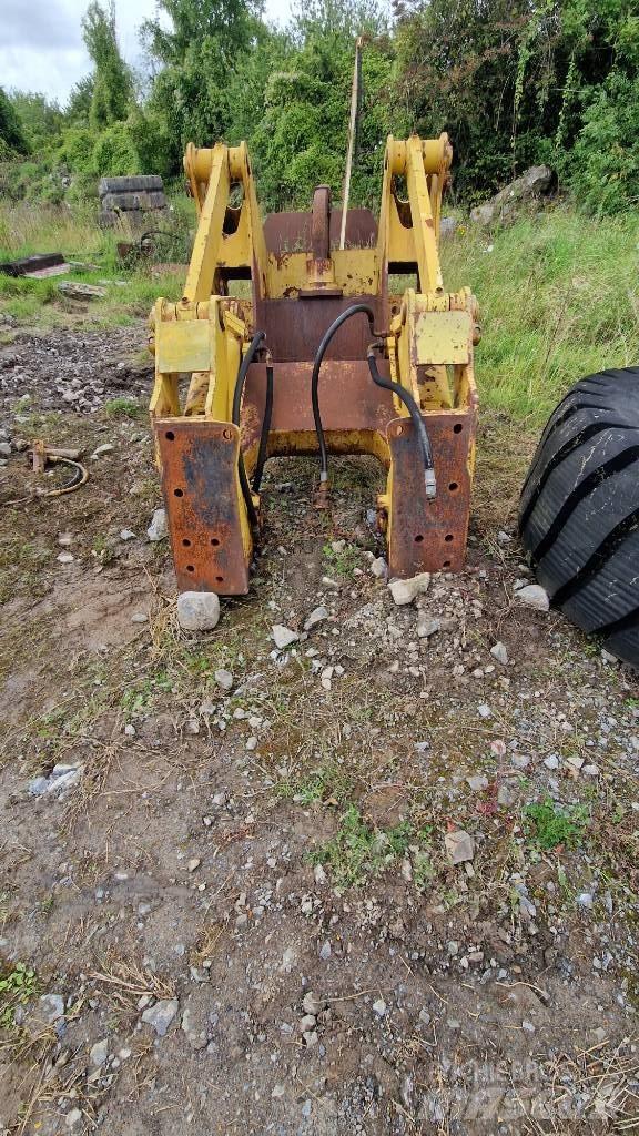 Komatsu D85 Podvozje in vzmetenje