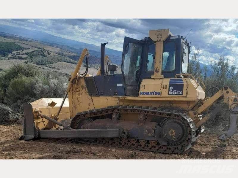 Komatsu D65EX-15 Buldožerji goseničarji