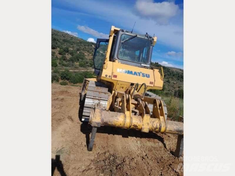 Komatsu D65EX-15 Buldožerji goseničarji