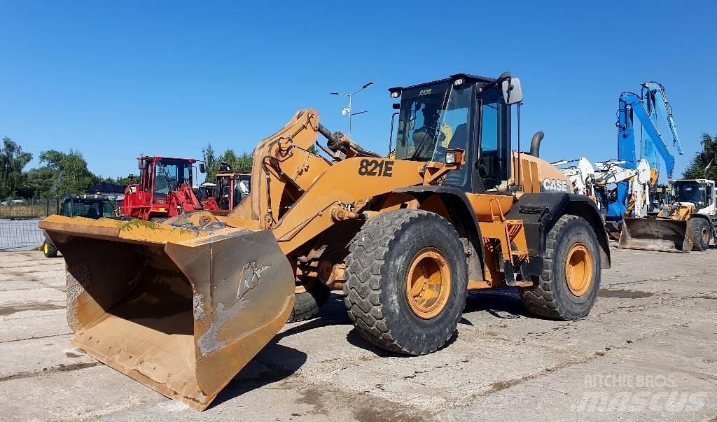 CASE 821 E Kolesni nakladalci
