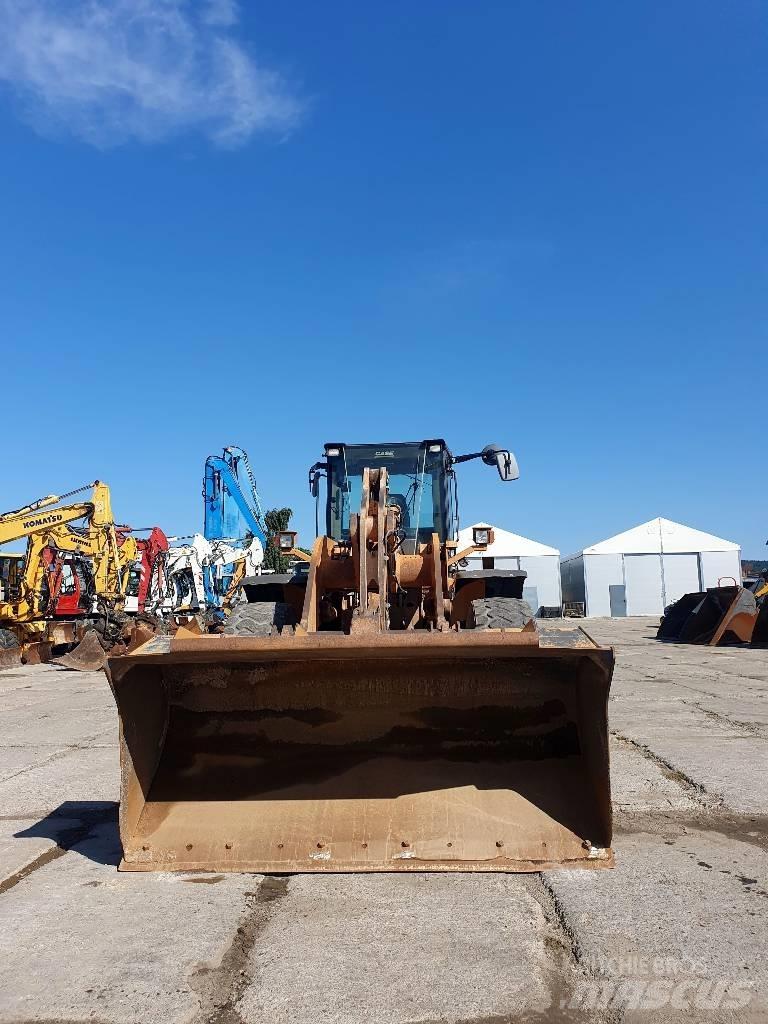 CASE 821 E Kolesni nakladalci