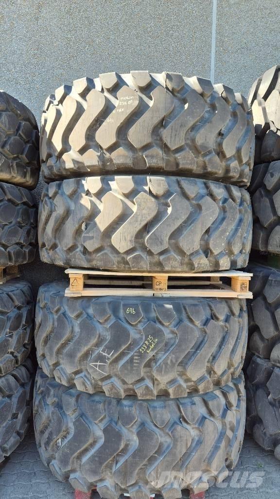 Michelin 23.5 R25 Gume, kolesa in platišča