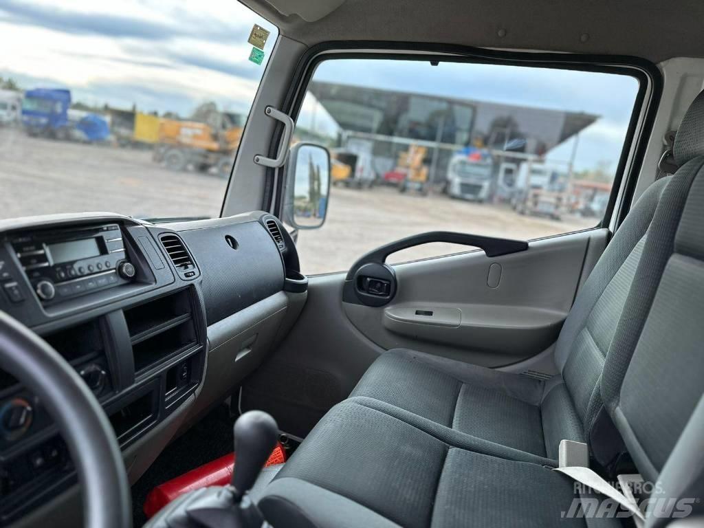 Nissan NT 400 Tovornjaki z žerjavom