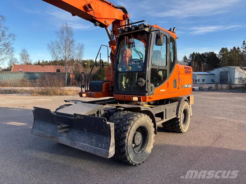 Doosan DX 140 W + vagn Bagri na kolesih