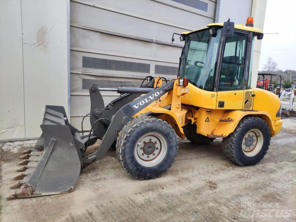 Volvo L 30 B Kolesni nakladalci