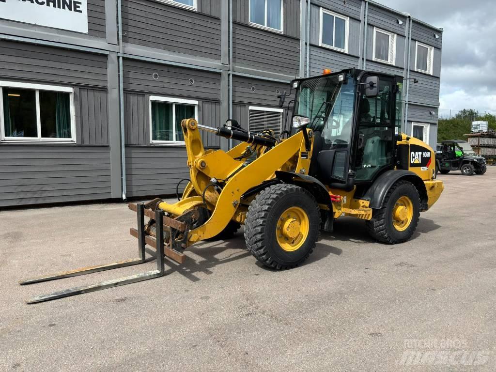 CAT 906M Kolesni nakladalci