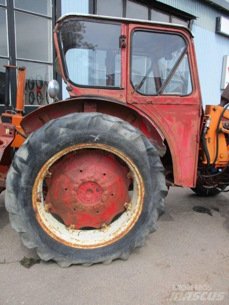 IH 523 Traktorji