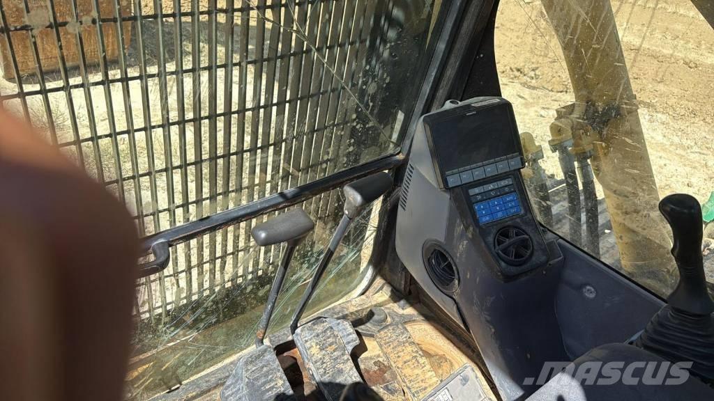 Komatsu 2012 Dvigala na gosenicah