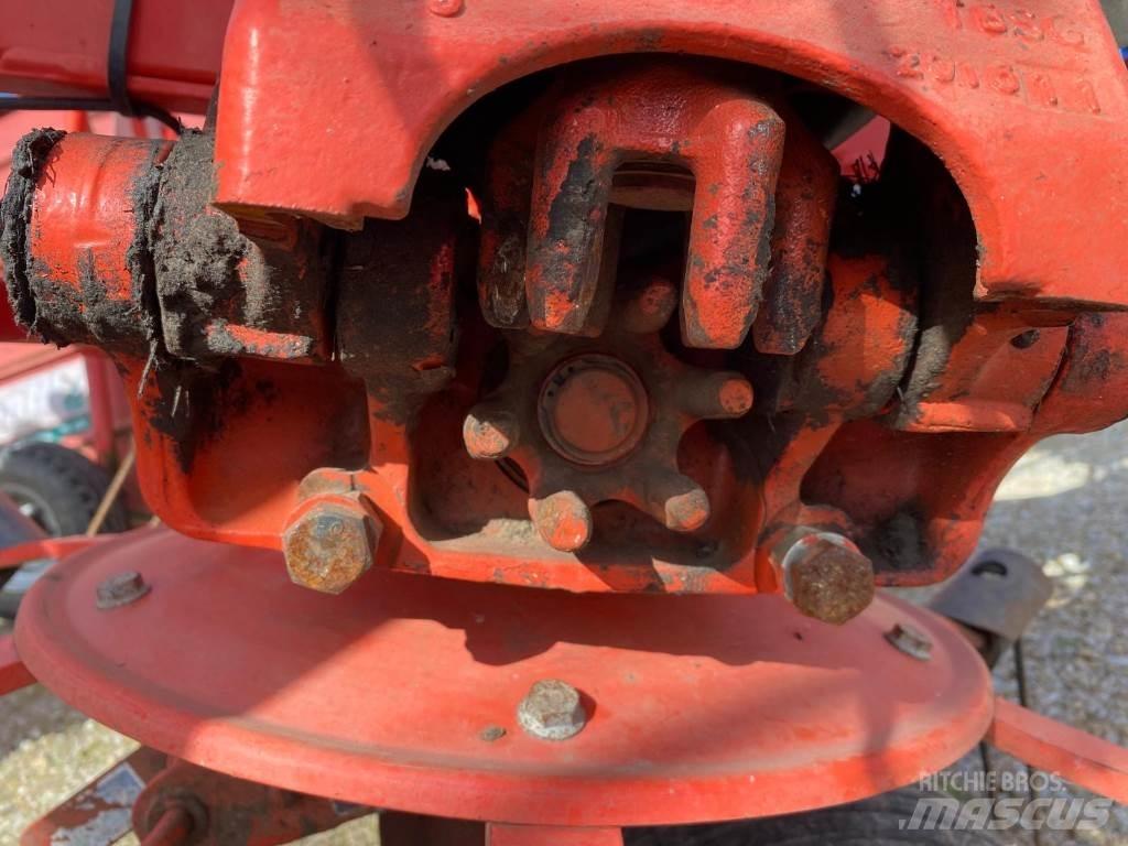 Kuhn GF8702 Obračalniki in zgrabljalniki