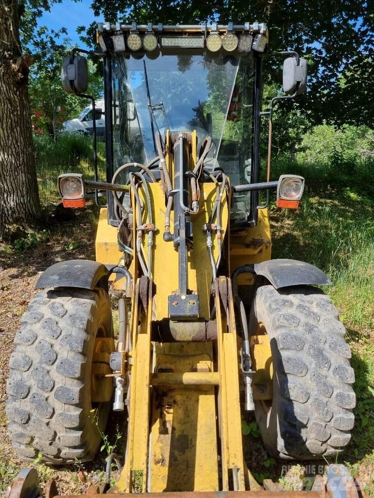 CAT 906 Kolesni nakladalci