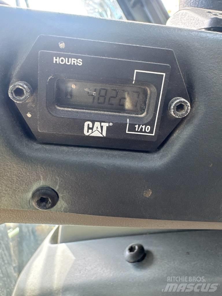 CAT 906 Kolesni nakladalci