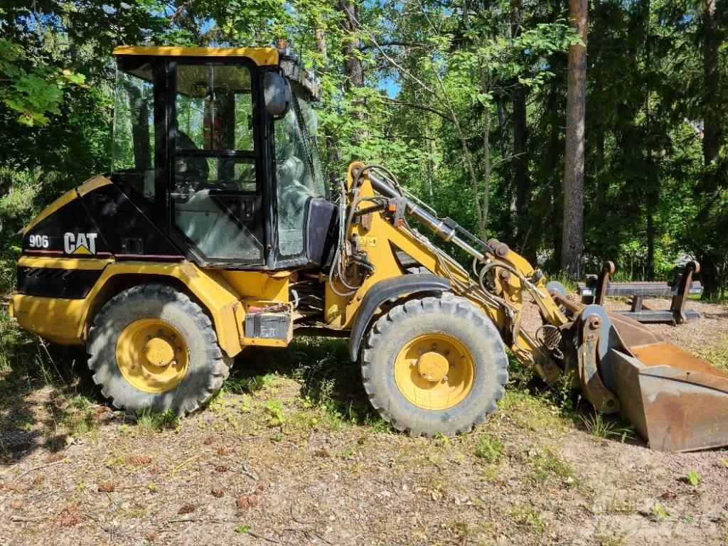 CAT 906 Kolesni nakladalci