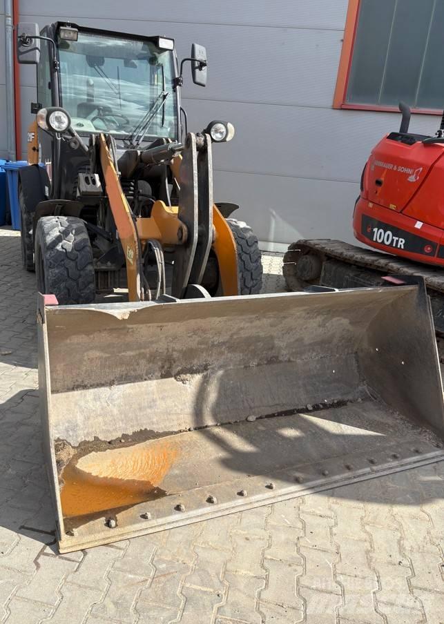 CASE 121F Kolesni nakladalci