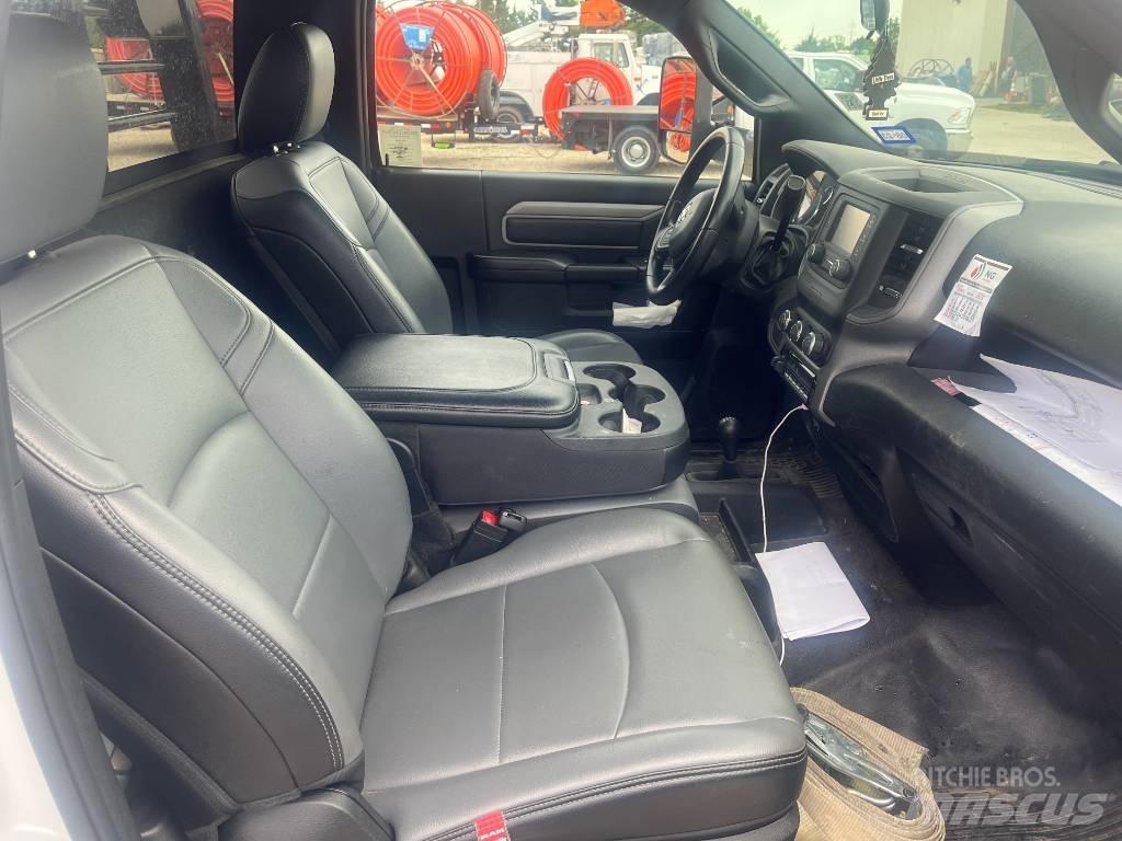 RAM 5500 Tovornjaki s kesonom/platojem