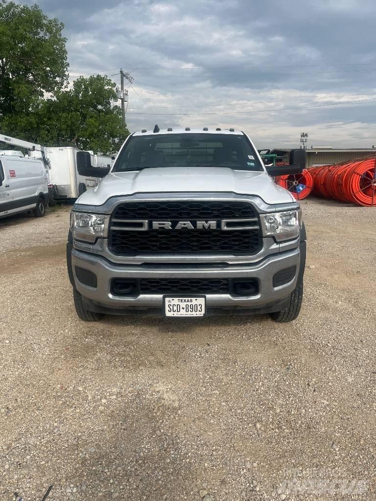 RAM 5500 Tovornjaki s kesonom/platojem