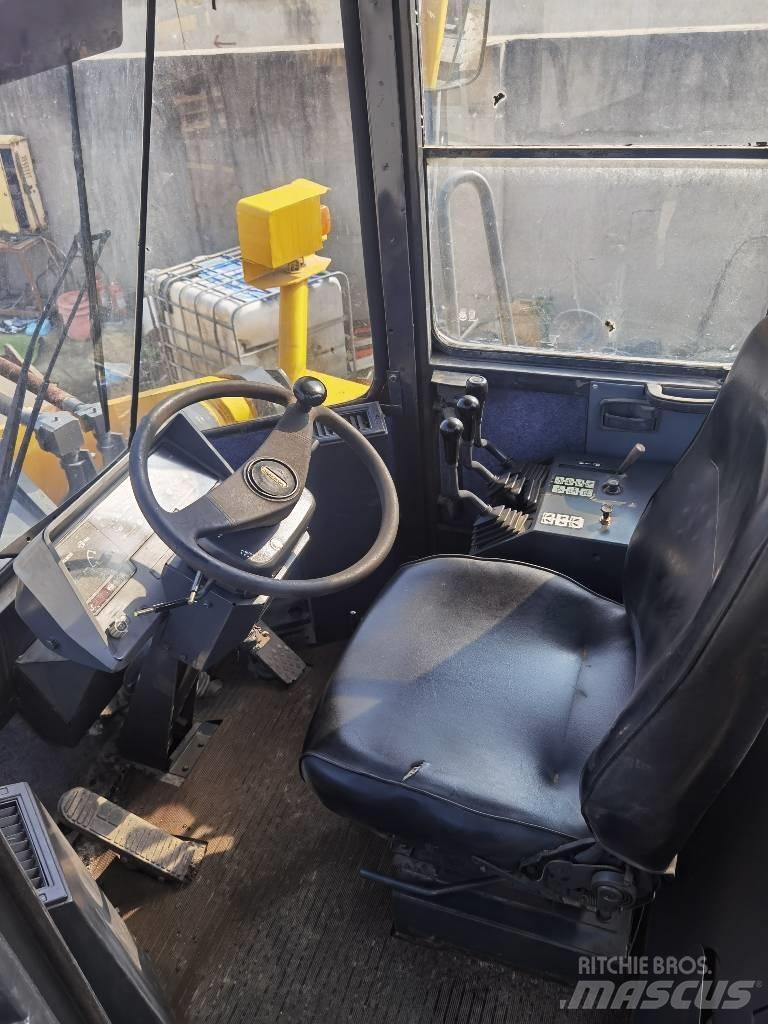 Komatsu WA 470 Kolesni nakladalci