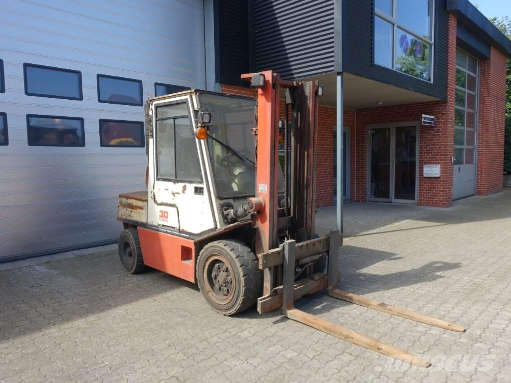 Nissan EGH02 A 30 U Dizelski viličarji