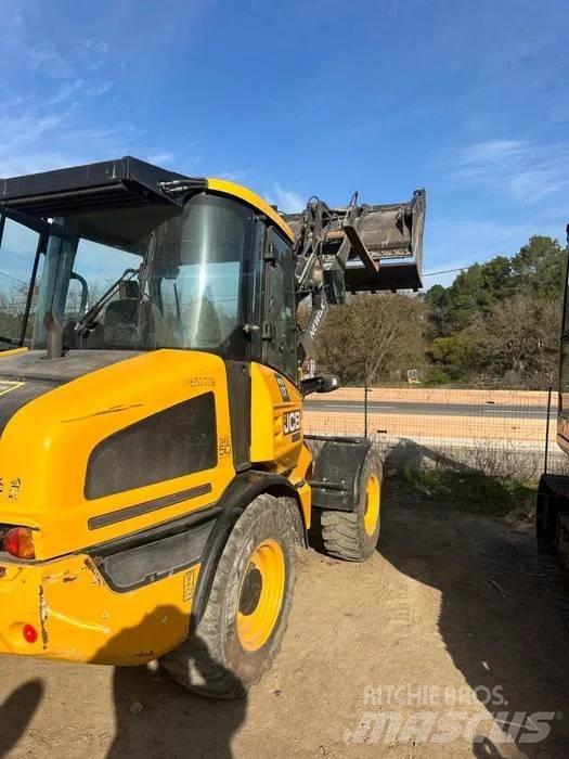 JCB 407 Kolesni nakladalci