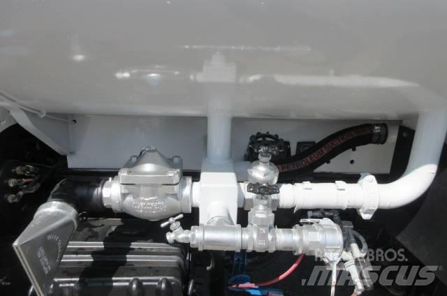 Ford F750 Tovornjaki za vodo