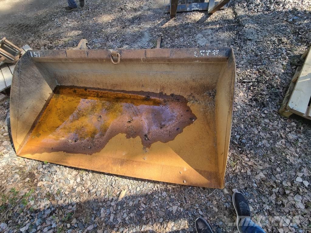 CAT 908M -2015 Kolesni nakladalci