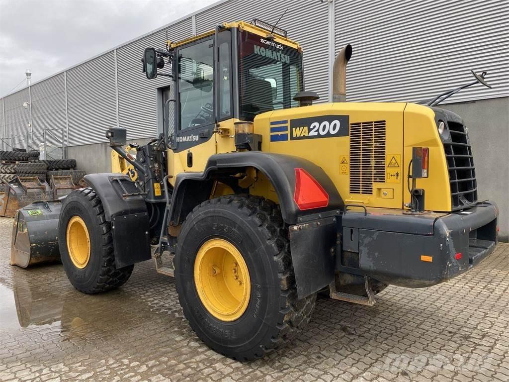 Komatsu WA200-7 Kolesni nakladalci