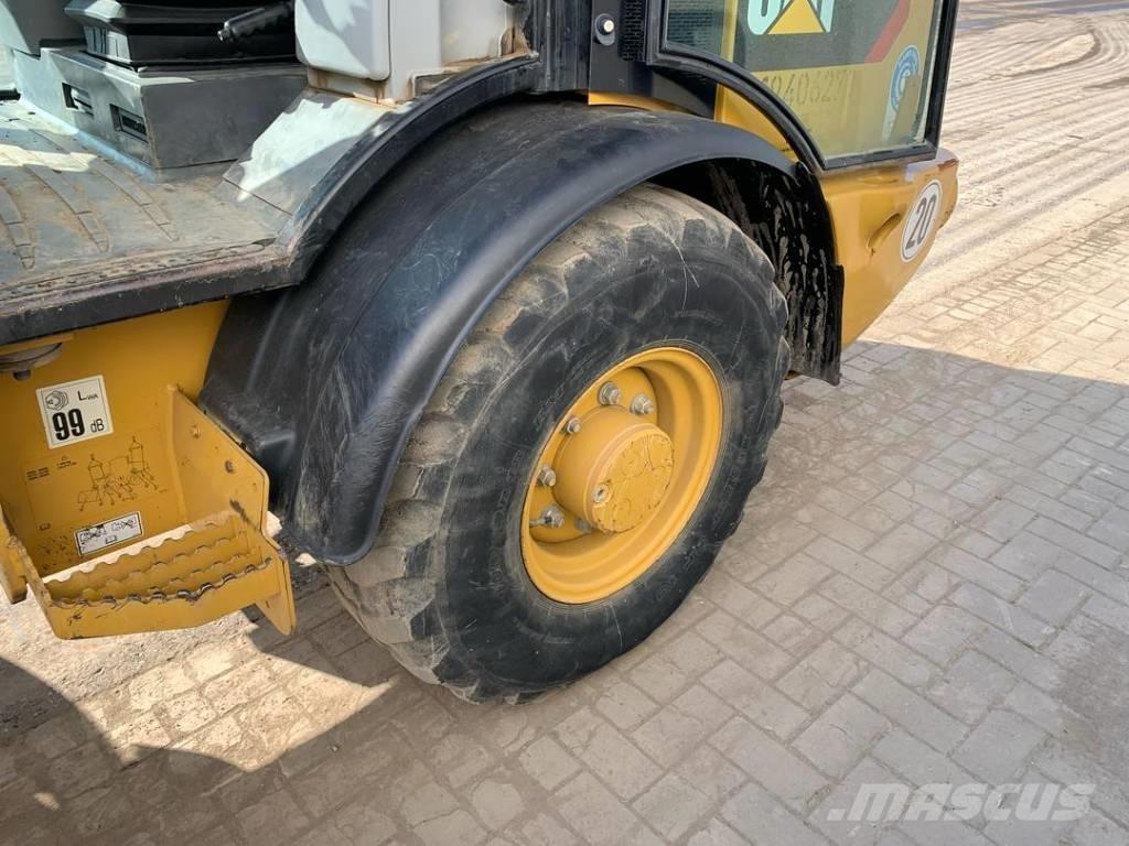 CAT 906 Kolesni nakladalci