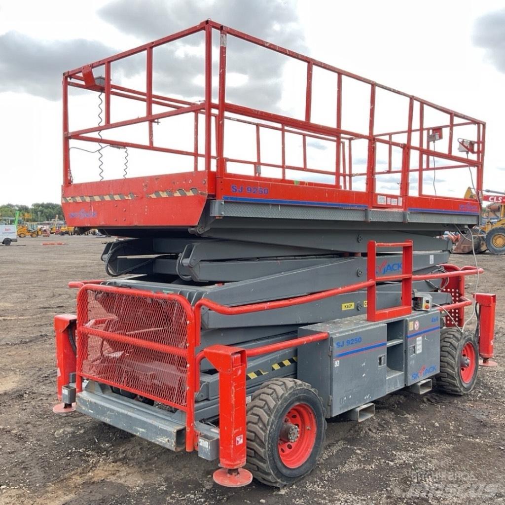 SkyJack SJ 9250 RT Škarjaste dvižne ploščadi
