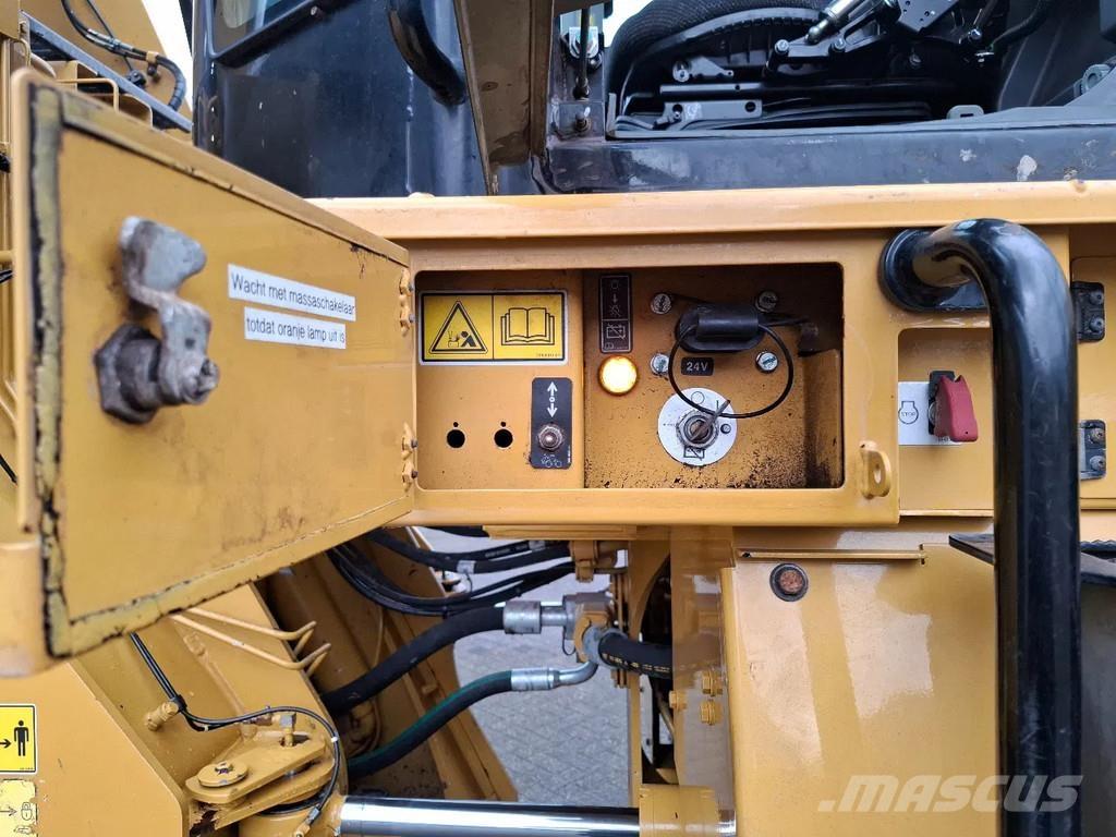 CAT 966M Kolesni nakladalci