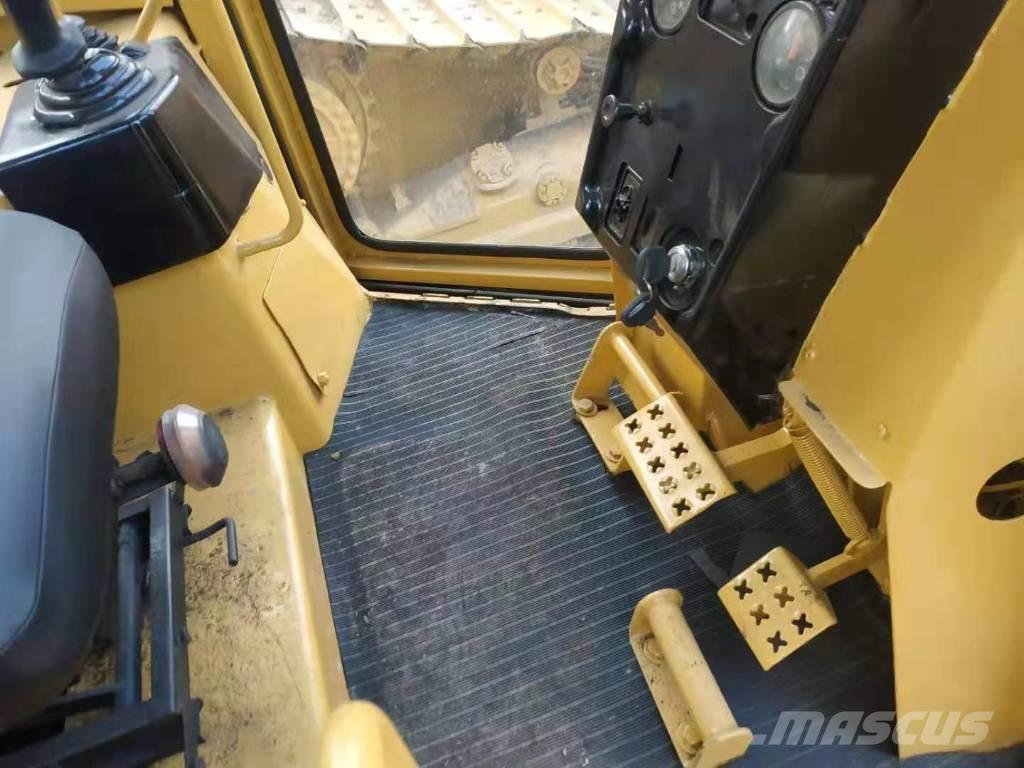 CAT D5M Buldožerji goseničarji