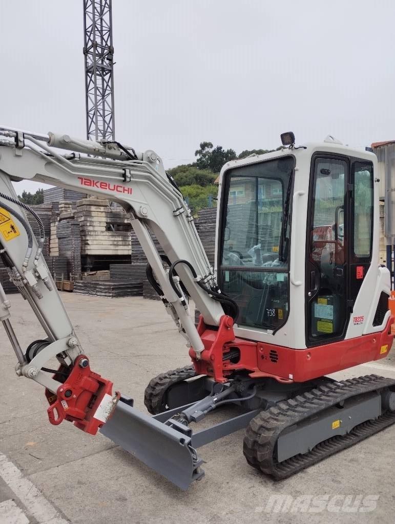 Takeuchi TB 225 Mini bagri <7t