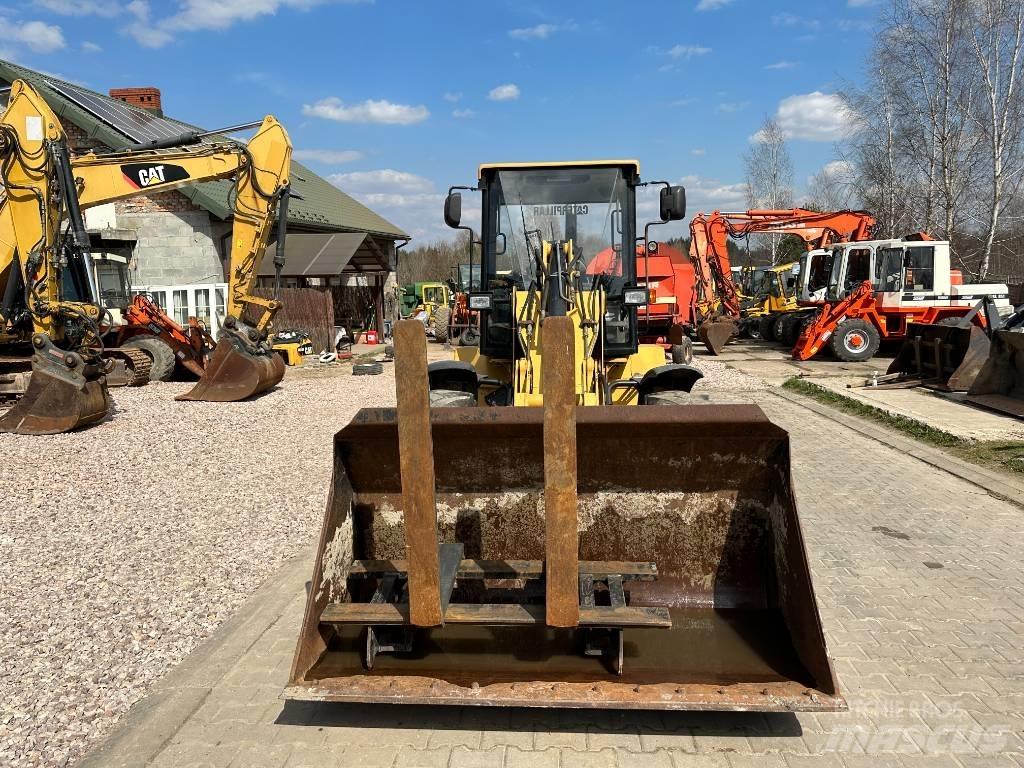 CAT 908 Kolesni nakladalci
