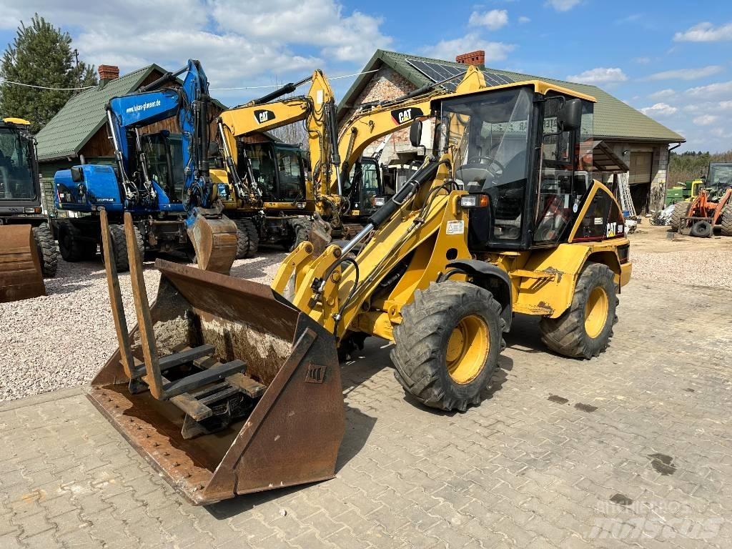 CAT 908 Kolesni nakladalci