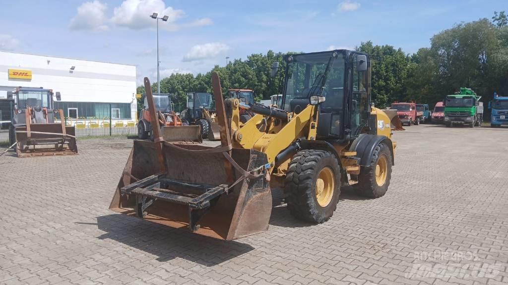 CAT 908 M Kolesni nakladalci