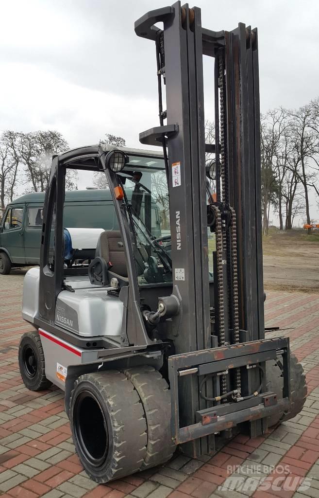 Nissan UG1D2A30LQ Plinski viličarji