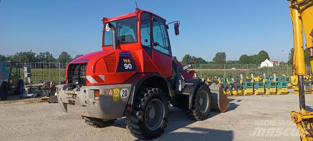 Komatsu WA 90 Kolesni nakladalci