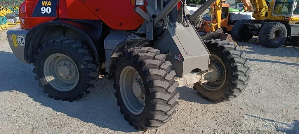 Komatsu WA 90 Kolesni nakladalci