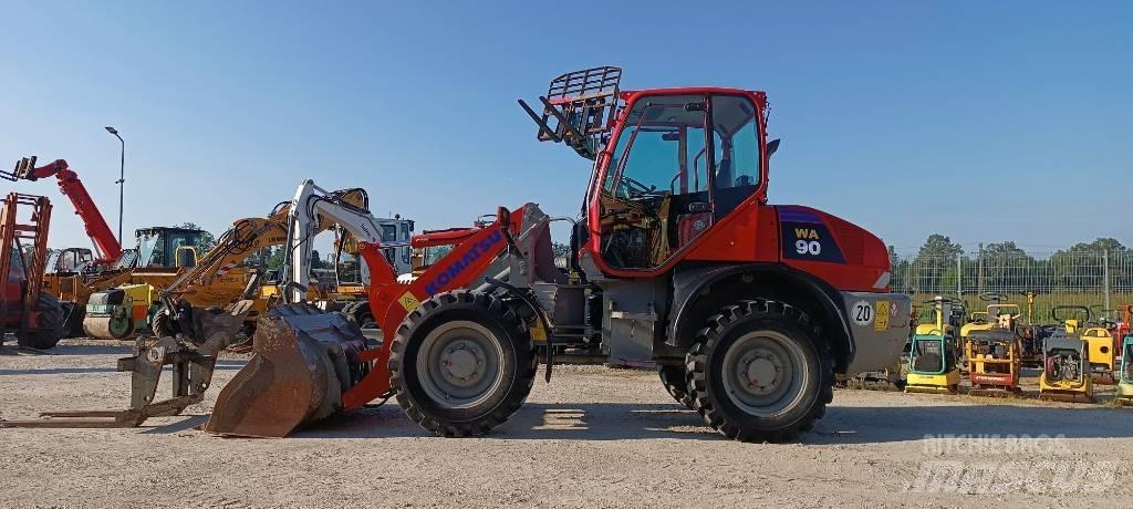 Komatsu WA 90 Kolesni nakladalci